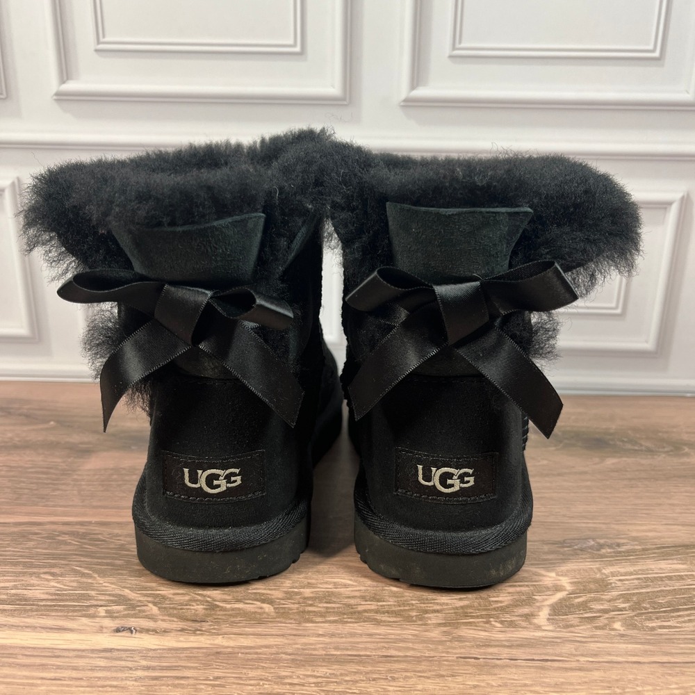 UGG Mini Bailey Bow II Boots Big Girls Black Suede Sheepskin 1017397K Size 2